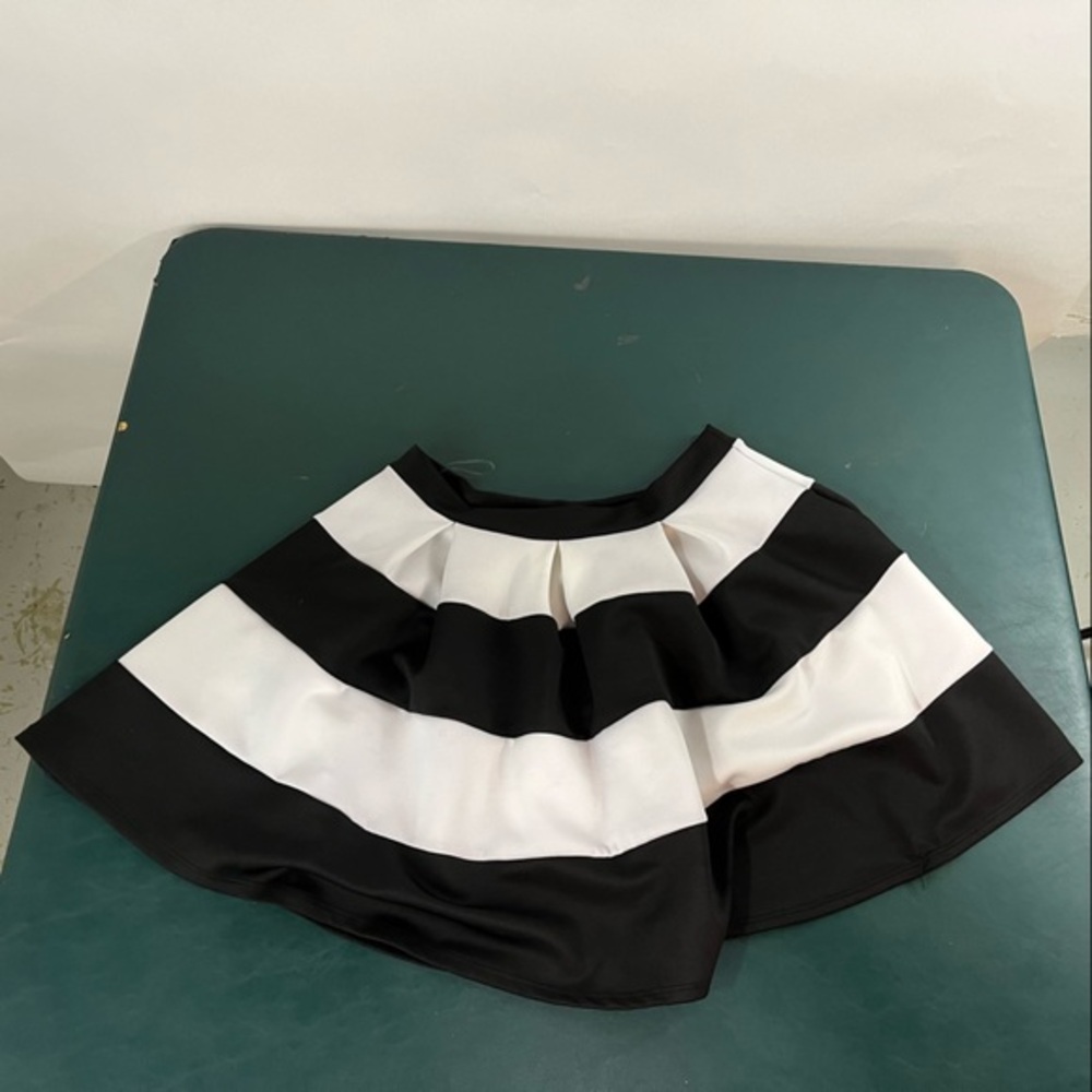 Windsor Black And White skirt S/M (408)